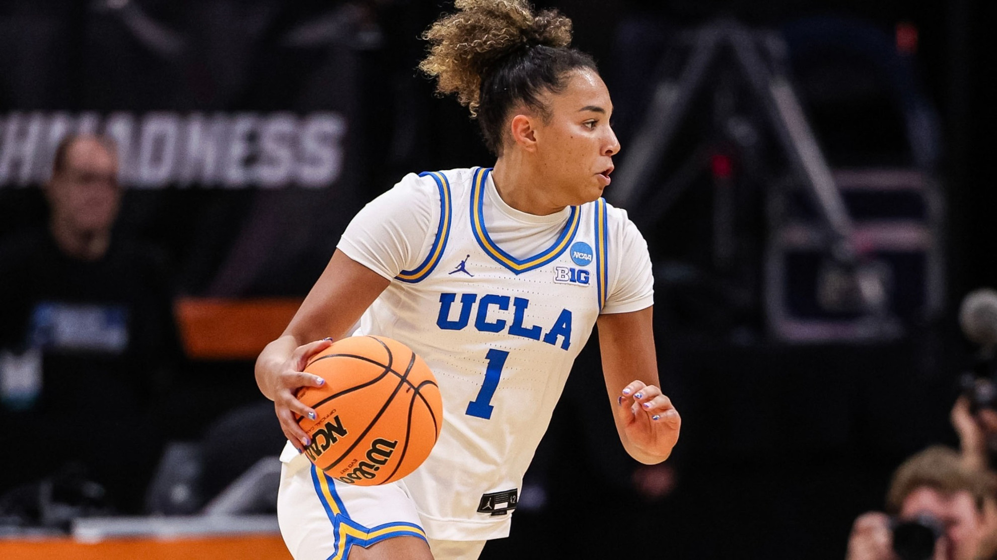 COACH シグネチャー スピン 27 キャンパス No. 1-Seed UCLA Returns to 