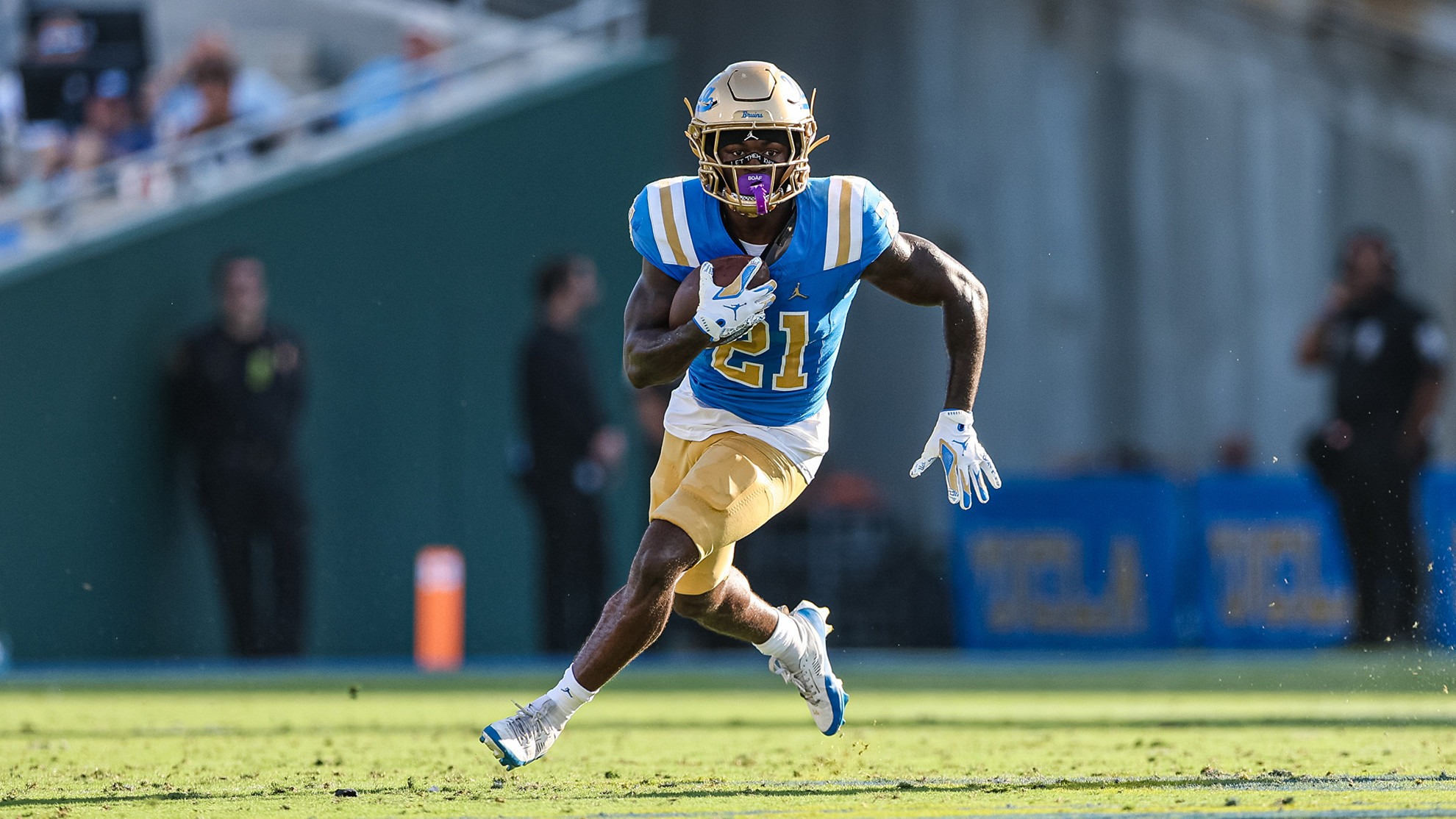 Running back Jaivian Thomas carries the ball on a rushing attempt