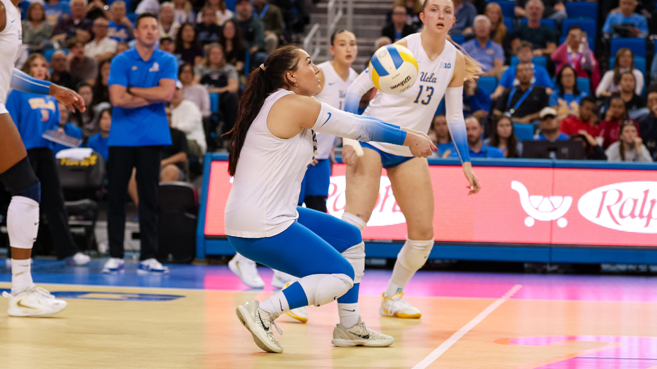 Sakura Codling digs a ball