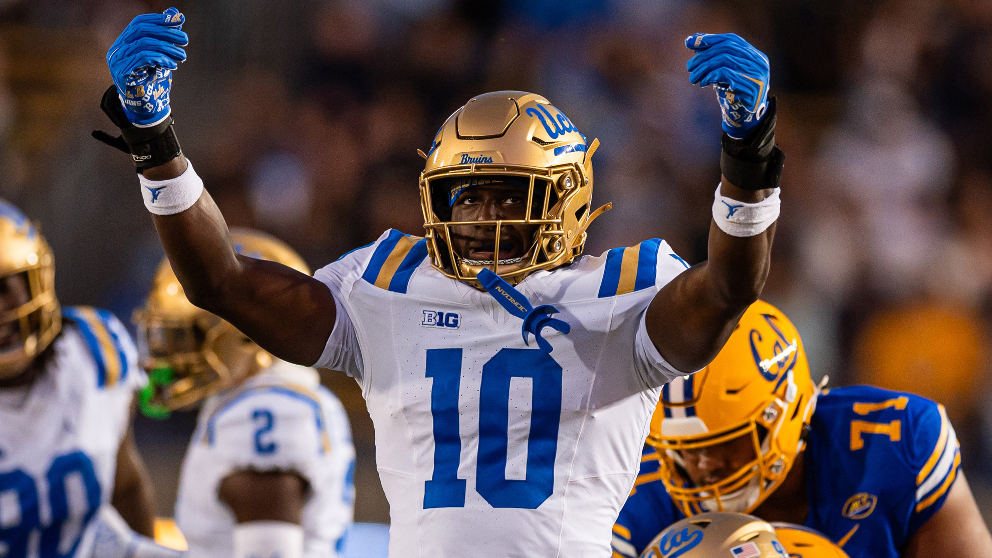 Omosigho Named Bednarik Award National Player of the Week