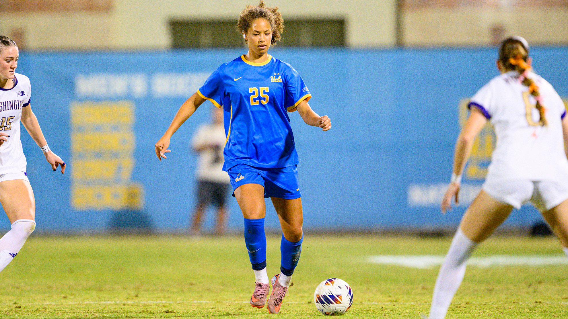 Nicki Fraser plays against Washington